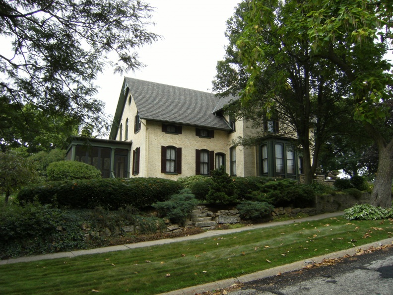 A restored victorian house next to the Rockford Brewery property.JPG